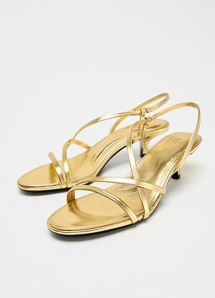 Шкіряні босоніжки на підборах «кітен хіл» zara