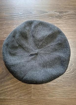 Серый берет