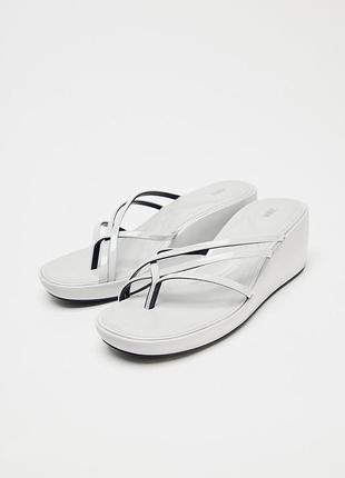 Лаковані босоніжки на танкетці zara