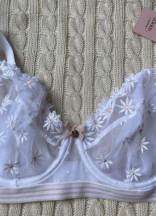 Белый бюстгальтер прозрачная чашка