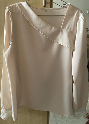 Гарна блуза з мереживними рукавами