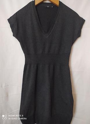 Темно-серое трикотажное платье сарафан с v-образным вырезом и резинкой на талии и подола