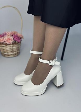 Жіночі туфлі з ремінцем білі з екозамшу