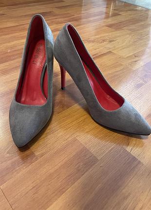 Сірі туфлі на підборах 39 розмір