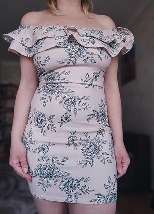 Платье с открытыми плечами