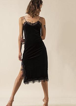 Роскошное бархатное платье миди с кружевом готическое