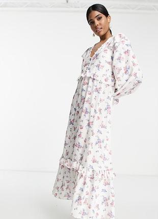 Платье Dolce & Gabbana.