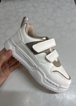 Беленькие кроссовки