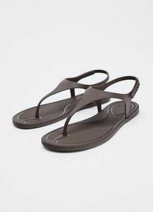Гумові сандалії zara
