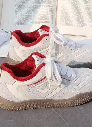 Кросівки жіночі