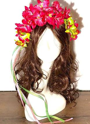 Венок моаны из ярко салатовых и коралловых орхидей с блестящими лентами