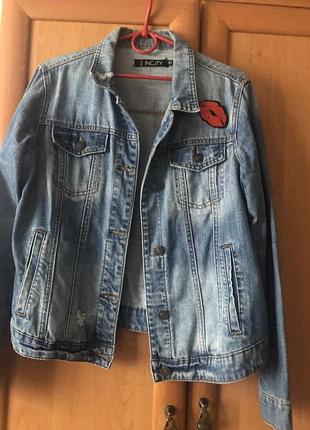 Продам джинсову куртку жіночу
