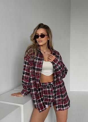 Жіночий костюм у клітинку сорочка та шорти