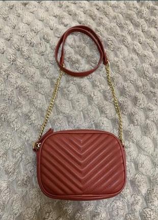 Маленька червона сумка