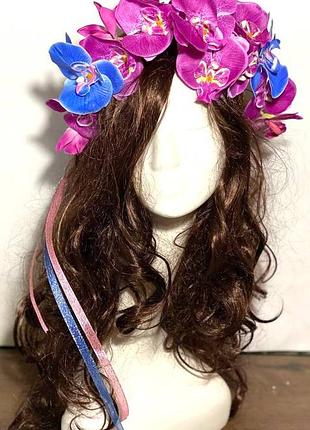 Венок моаны из ярко-розовых и голубых орхидей