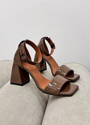 Элегантные женские лаковые коричневые босоножки на красивом каблуке