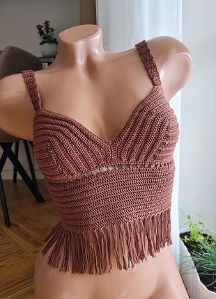 Вязаный кроп топ ручной работы с бахрамой коричневого цвета.