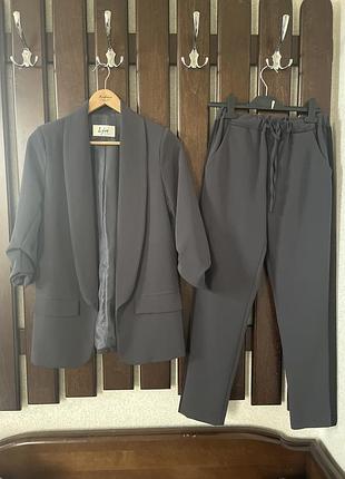 Серый костюм свободного кроя италия