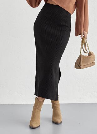 Спідниця міді довжини з боковим розрізом