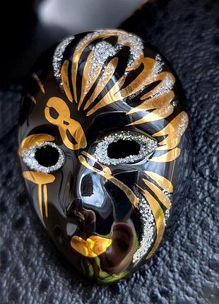 Винтажная брошь маска