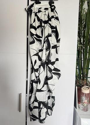 Интересная черно-белая юбка с вырезом