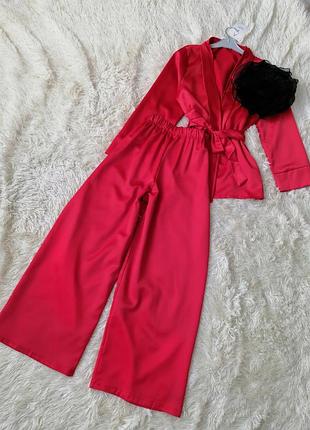 Костюм комбинезон плотный атлас пиджак на запах со съемной объемной брошью из органзы