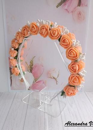 Яркий персиковый обруч венок с розами