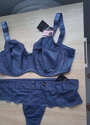 Комплект нижнего белья 80g/xl
бюст+стринги
 чрезвычайно шикарный