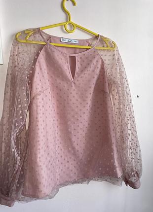 Красива жіноча блуза