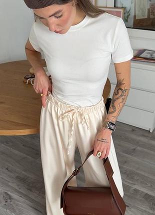 Женская футболка очень приятное качество плотный мягкий материал стильно сидит на теле