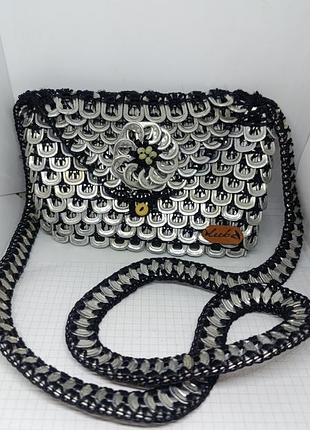 Сумочка сплетенная из колец пивных банок.