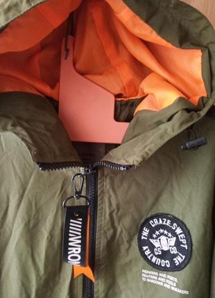 Ветровка на тонкой подкладке, без утеплителя.