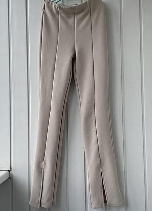 Лосини на високу дівчину спереду розрізи