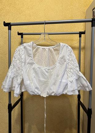 Белая укороченная рубашка.