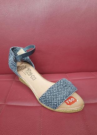 Босоніжки жіночі 
lola rico        39р     устілка        24,5см     750грн    оригінал