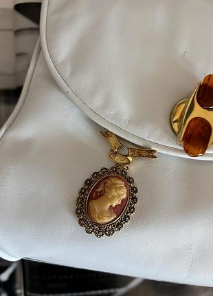Вінтажна камея в вигляді брошки