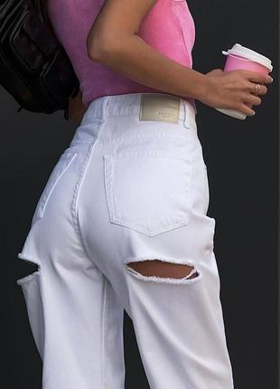 Женские джинсы с разрезами