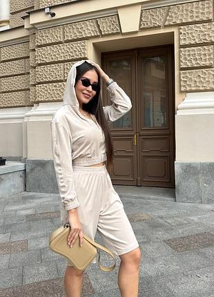 Велюровый костюм с шортами бермудами
