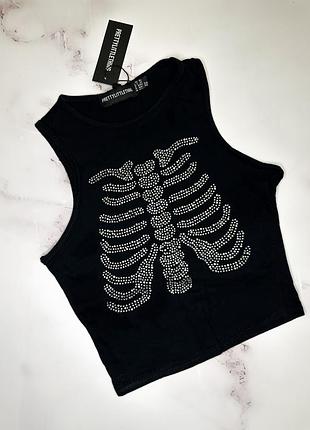 Черный топ майка короткая укороченная со стразами скелет prettylittlething