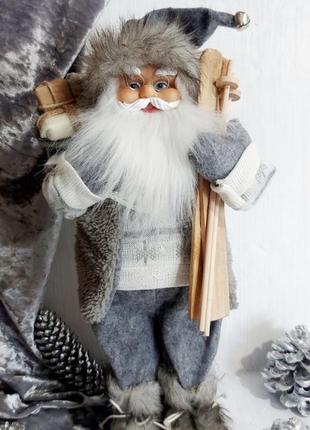Сірий дід мороз новорічний санта з лижами1 фото