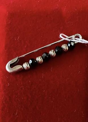 Срібна шпилька з кульками з чорного оніксу.