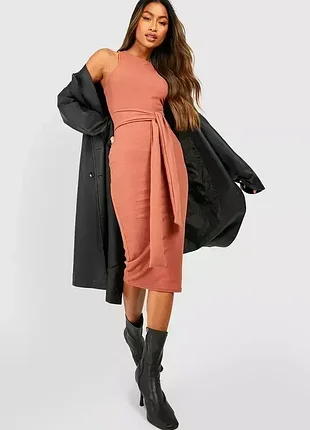 Платье миди в рубчик с поясом