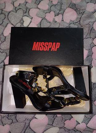 Стильные крутяжные босоножки