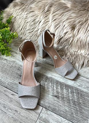 Чарівні сріблясті босоніжки від new look