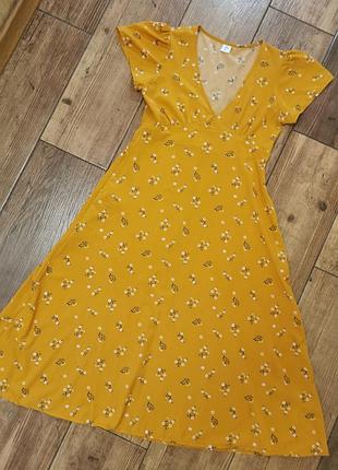 Яскрава ніжна літня сукня