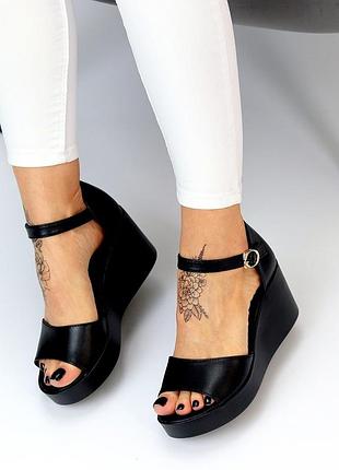Чорні шкіряні босоніжки