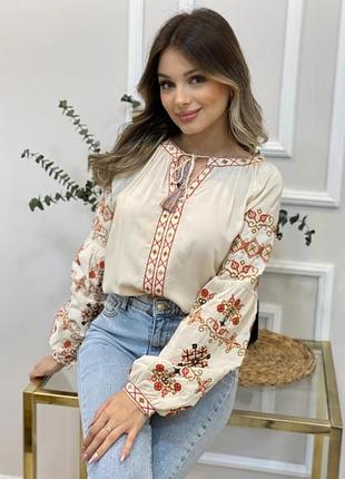 Кремова вишиванка з вишитими широкими рукавами та китицями