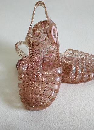 Сандалии для девочки. george.