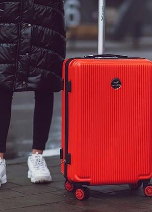 Стильні пластикові валізи з полікарбонату польського бренду