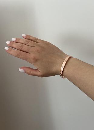 Стильный металлический браслет с камушками